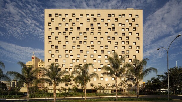 Een groot, modern hotel met een ruitpatroon en een plat dak.