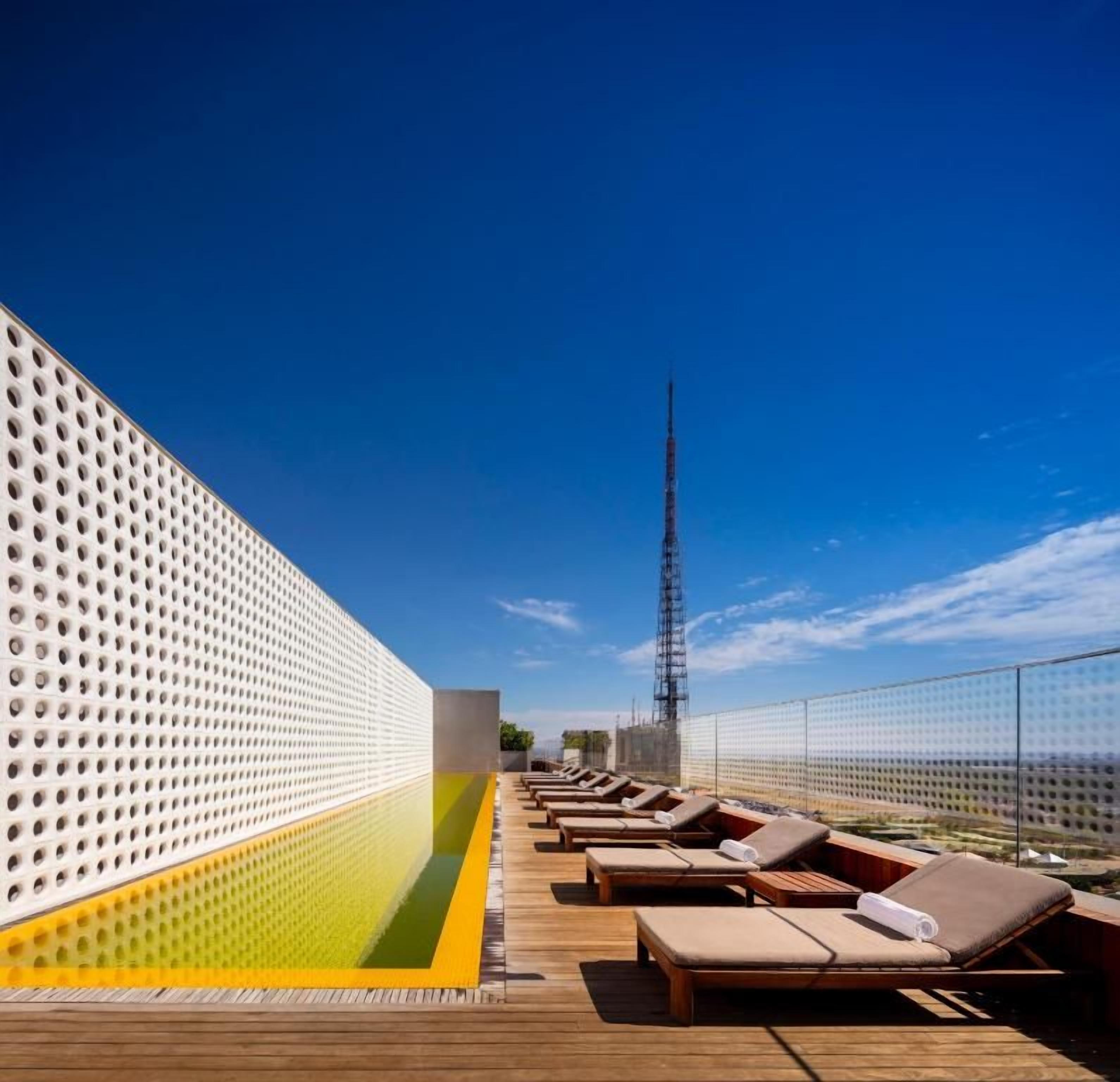 Terraza con sillones de sol y vista despejada de una torre alta.