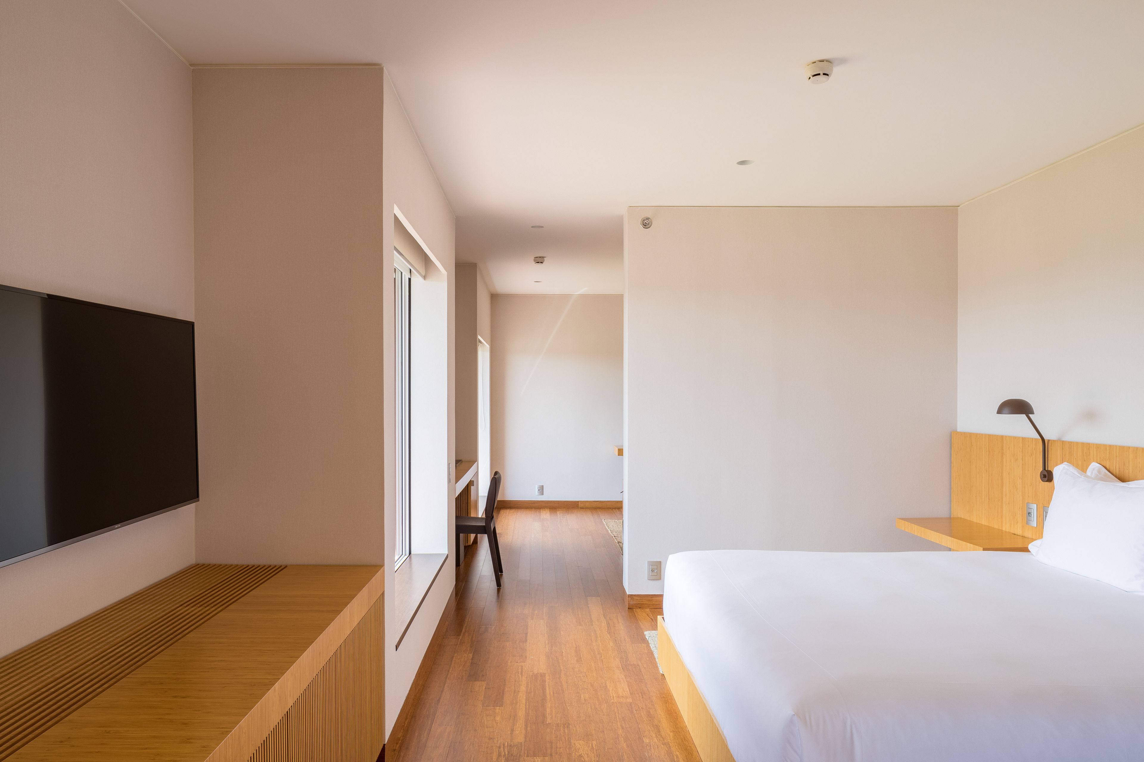 executive suite, 1 king bed, hot tub | 1 bedroom, premium bedding, minibar, in-room safe