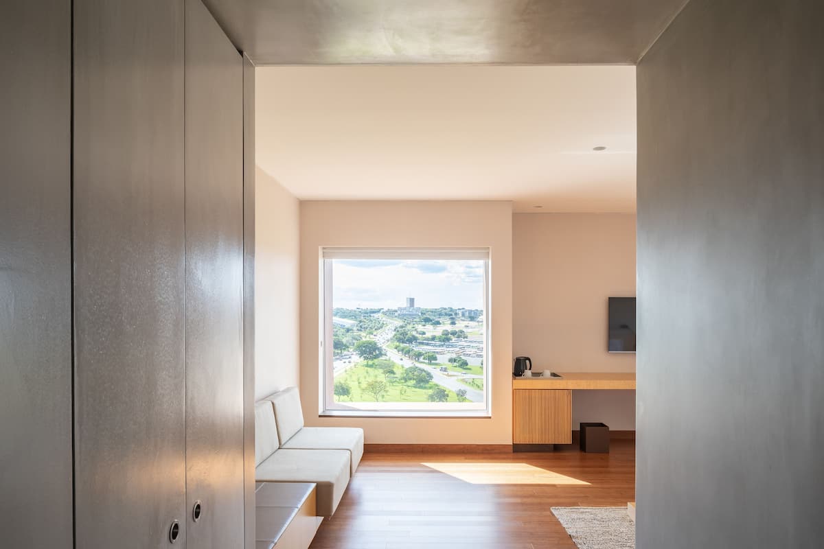 Deluxe suite, 1 kingsize bed, bubbelbad | Luxe beddengoed, een minibar, een kluis op de kamer, een bureau