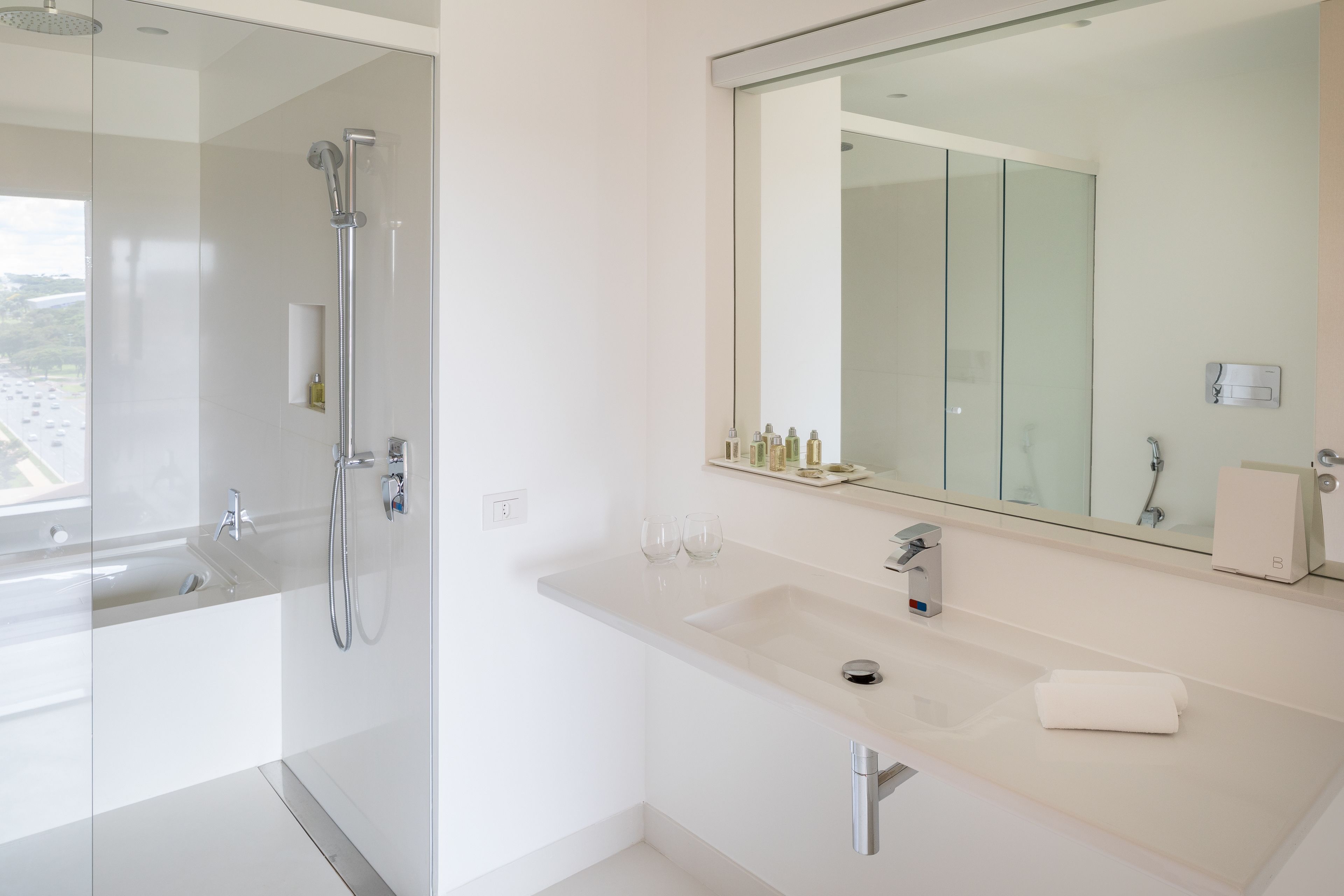 executive suite, 1 king bed, hot tub | bathroom | designer toiletries, towels