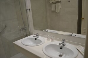 Habitación doble | Baño | Bañera profunda y cabezal de ducha tipo lluvia
