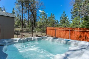 Outdoor spa tub - Little Brown Bear (Big Bear Lake)