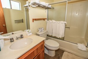 House, Multiple Beds, Non Smoking | Bathroom | Free toiletries, towels - Little Brown Bear (Big Bear Lake)
