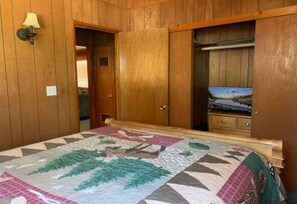 2 bedrooms, laptop workspace, iron/ironing board, bed sheets - Mountain Memories (Big Bear Lake)