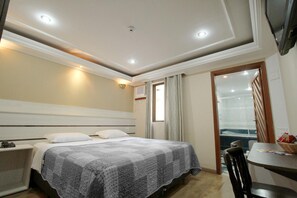 Minibar, in-room safe, desk, blackout drapes - Gran Chevalier Hotel (São Paulo)