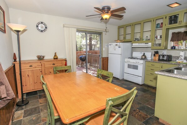 House, Multiple Beds, Non Smoking | In-room dining