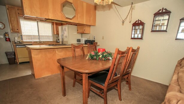 In-room dining - Summit Getaway Condo (Big Bear Lake)