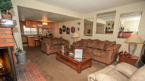 Interior - Summit Getaway Condo (Big Bear Lake)