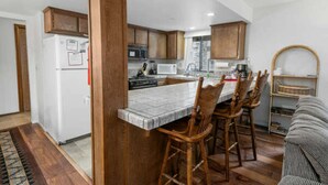 Private kitchen - Summit X-ross Roads Condo (Big Bear Lake)