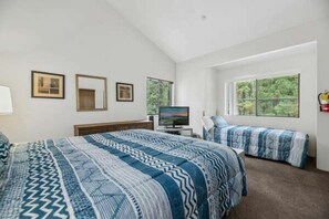 Condo, Plusieurs lits, non-fumeur | 3 chambres, décor unique, ameublement unique, literie fournie