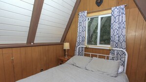 1 bedroom, individually decorated, individually furnished, bed sheets - The Getaway (Big Bear Lake)
