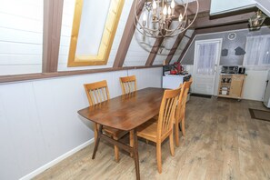 Maison, 2 lits doubles, non-fumeurs | Restauration dans la chambre