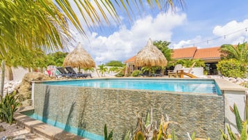 2 Außenpools, Sonnenschirme, Liegestühle