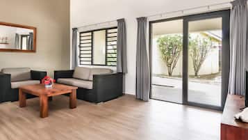Standard-Apartment, 2 Schlafzimmer, Nichtraucher, Terrasse | Wohnbereich | Flachbildfernseher, Netflix