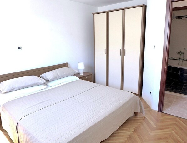 Apartment Luxe View | 3 bedrooms, iron/ironing board, free WiFi
