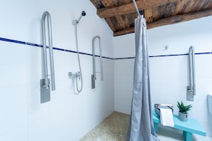 Habitación con 2 camas individuales, 3 camas individuales (1. Pedrafita do Cebreiro) | Baño | Regadera, secadora de cabello, toallas, jabón 