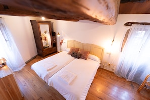 Habitación doble, 2 camas individuales (2. Triacastela) | Ropa de cama de alta calidad, edredón y decoración personalizada 