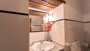 Tweepersoonskamer, 2 eenpersoonsbedden (2. Triacastela) | Badkamer | Een douche, een haardroger, handdoeken, zeep