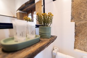 Chambre Double, 1 lit double (6. Arzúa) | Salle de bain | Douche, sèche-cheveux, serviettes fournies, savon