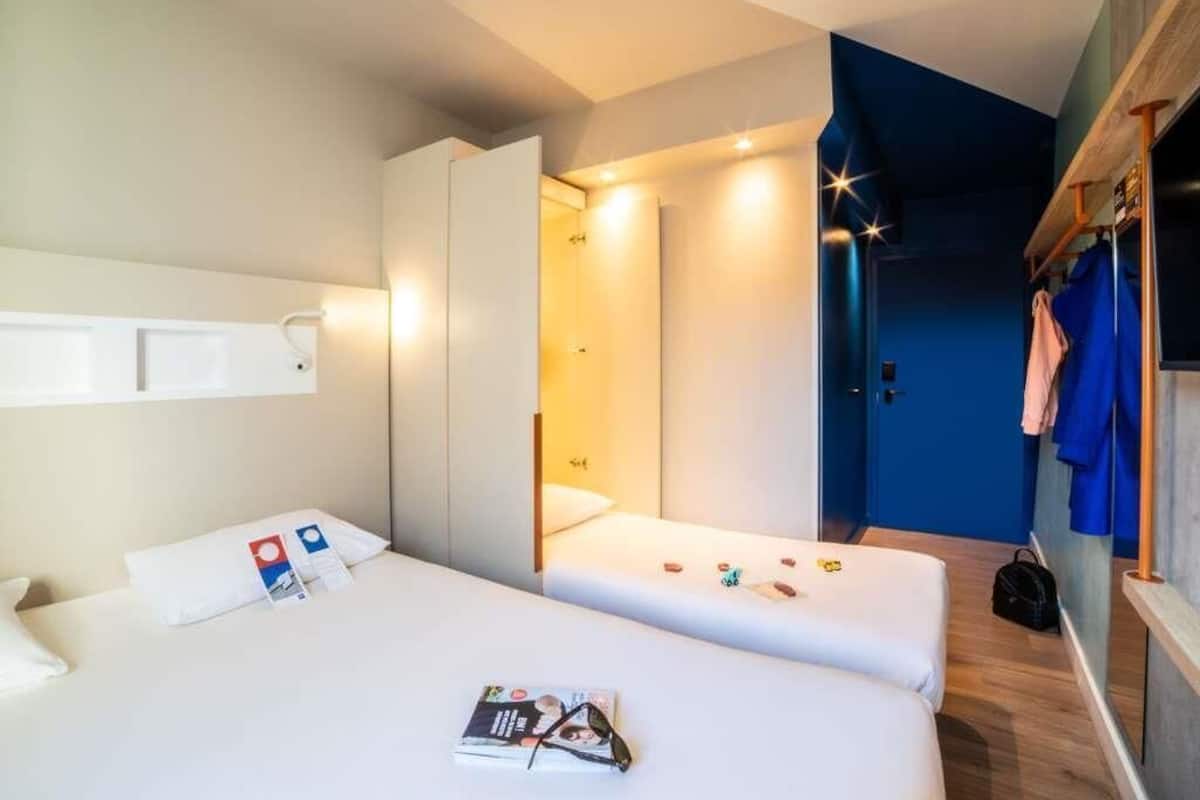 Bureau, espace de travail pour ordinateur portable, rideaux occultants