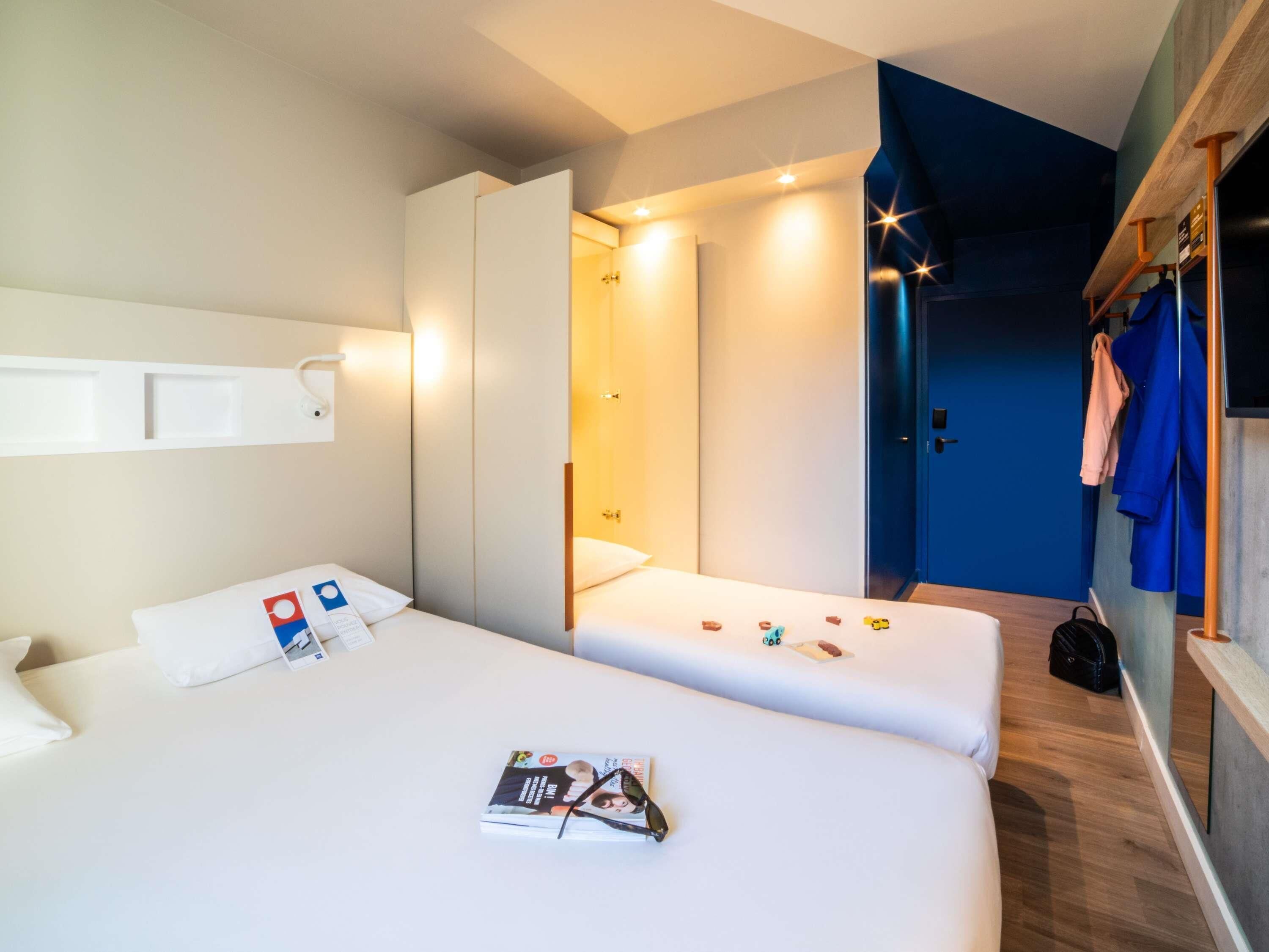 Bureau, espace de travail pour ordinateur portable, rideaux occultants