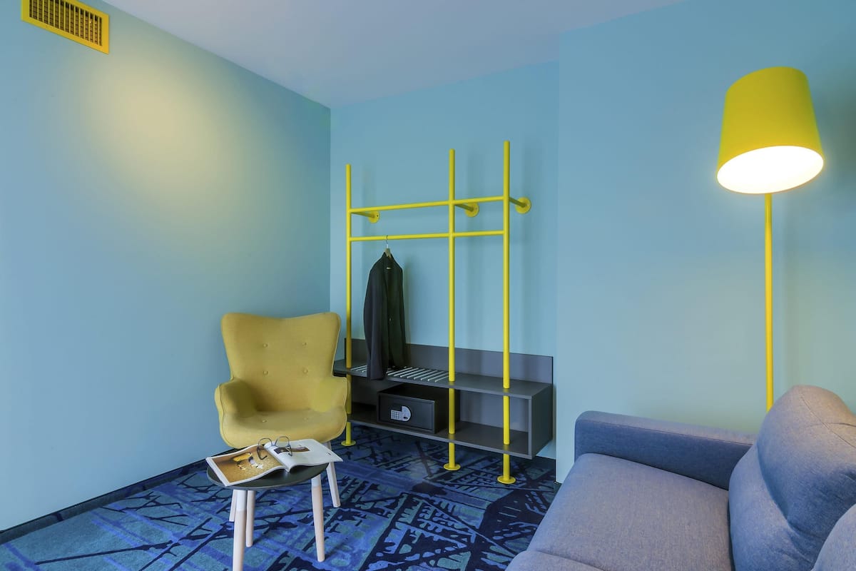 family room, 1 double bed with sofa bed | in-room safe, blackout curtains, soundproofing, rollaway beds