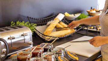 Tägliches Frühstücksbuffet gegen Gebühr