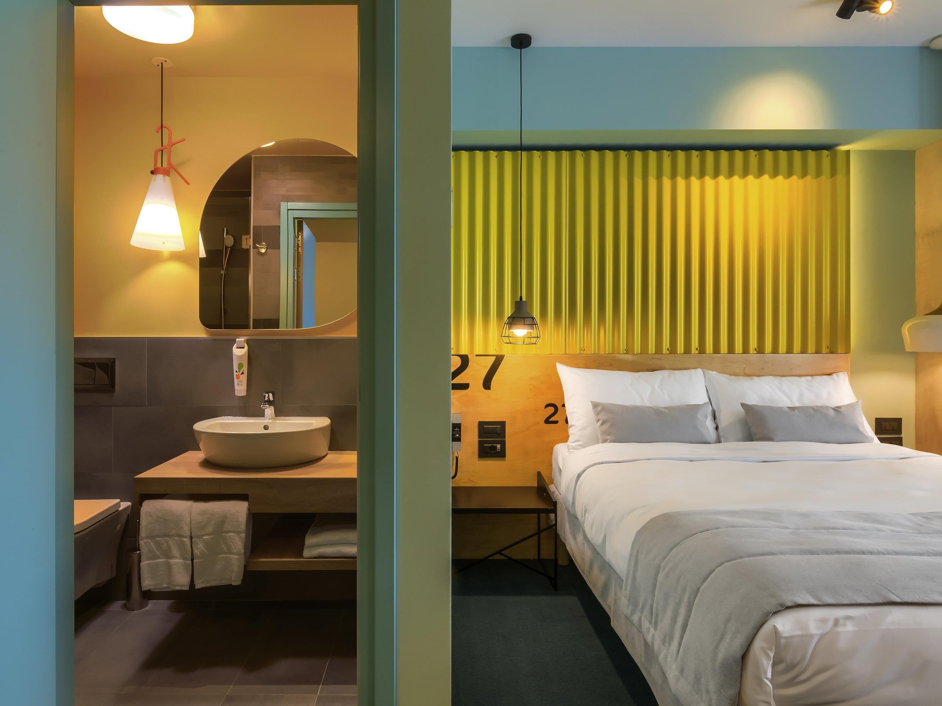 Safe på rommet, blendingsgardiner og lydisolert