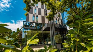 A modern building with a sign reading "Steel urban gastronomy."