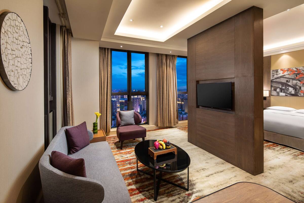 Phòng Suite, 1 giường cỡ king, hút thuốc | Két bảo mật tại phòng, bàn, truy cập Internet không dây miễn phí 