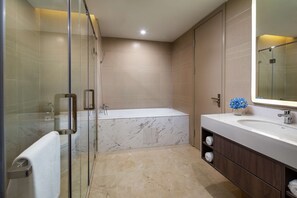 Dusche, Regendusche, kostenlose Toilettenartikel, Haartrockner