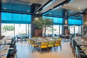 2 restaurantes; se sirven desayunos, almuerzos y cenas