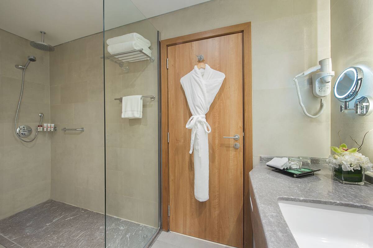 shower, free toiletries, hair dryer, towels