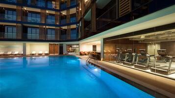 Piscina externa, funciona das 8h às 20h, espreguiçadeiras