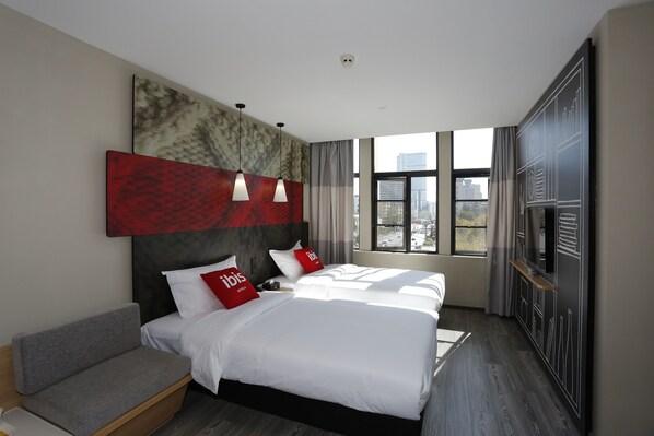 Habitación con 2 camas individuales | Ropa de cama de alta calidad, edredón y camas Select Comfort