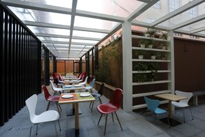 Daily buffet breakfast (CNY 29 per person)