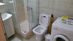 Superior Apartment, 1 Bedroom, Ground Floor | Bathroom | Free toiletries, hair dryer, towels
