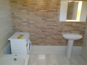 Superior Apartment, 1 Bedroom, Sea View | Bathroom | Free toiletries, hair dryer, towels - Villa Marianthi (Lesvos)