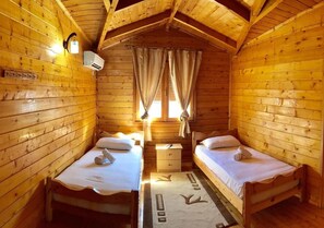 In-room safe, iron/ironing board, free WiFi, bed sheets - RAMIS Hotel & Outdoor Sports Center (Përmet)