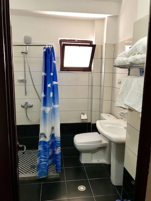 Shower, free toiletries, hair dryer, slippers - RAMIS Hotel & Outdoor Sports Center (Përmet)