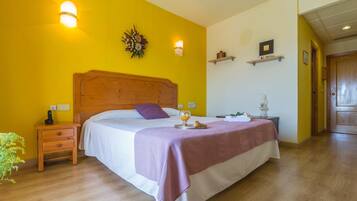 Eenvoudige Twin kamer | Een bureau, babybedden (toeslag), extra bedden (toeslag), gratis wifi