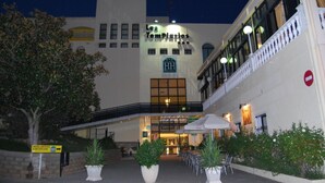 Entrada de un hotel con un letrero que indica la recepción.