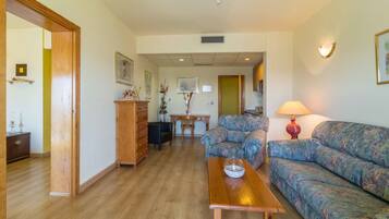 Habitación básica con 2 camas individuales | Zona de estar | Una televisión de pantalla plana