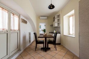 Premium bedding, minibar, desk, soundproofing - Palazzo della Loggia B&B (Naples)