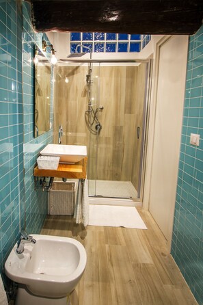 Deluxe Room, Patio | Bathroom | Shower, rainfall showerhead, free toiletries, hair dryer - Palazzo della Loggia B&B (Naples)