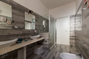 Apartamento exclusivo, 2 habitaciones | Baño | Ducha y cabezal de ducha tipo lluvia