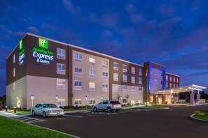 A Holiday Inn Express & Suites hotel with a modern design, multiple floors, and a parking lot. - Holiday Inn Express & Suites Alachua - Gainesville Area by IHG (Alachua)