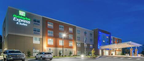 A Holiday Inn Express & Suites hotel with a parking lot and a covered entrance.