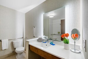 Habitación estándar, 1 cama de matrimonio grande (Communication) | Baño | Artículos de higiene personal gratuitos, secador de pelo y toallas